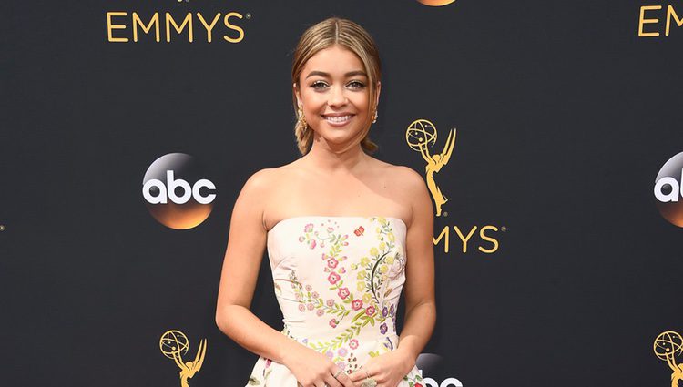 Sarah Hyland en la alfombra roja de los Premios Emmy 2016