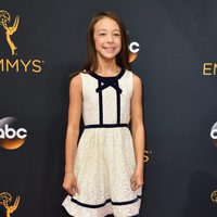 Aubrey Anderson-Emmons en la alfombra roja de los Premios Emmy 2016