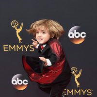 Jeremy Maguire en la alfombra roja de los Premios Emmy 2016