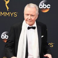 Jon Voight en la alfombra roja de los Premios Emmy 2016