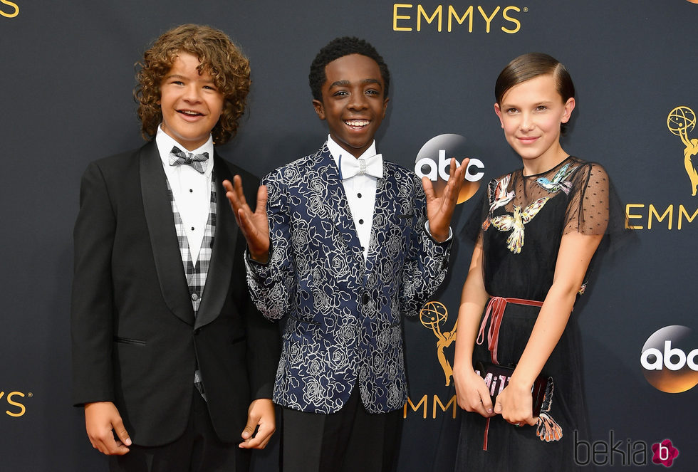 Gaten Matarazzo, Caleb McLaughlin y Millie Bobby Brown de 'Stranger Things' en la alfombra roja de los Premios Emmy 2016