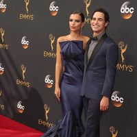 Emily Ratajkowski junto a Zac posen en la alfombra roja de los Premios Emmy 2016