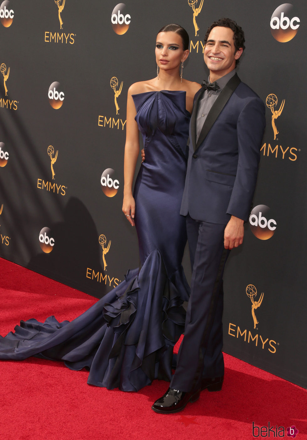 Emily Ratajkowski junto a Zac posen en la alfombra roja de los Premios Emmy 2016