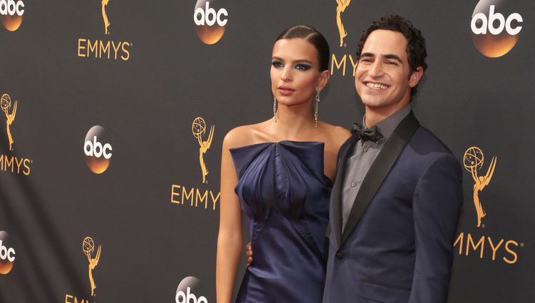 Emily Ratajkowski junto a Zac posen en la alfombra roja de los Premios Emmy 2016