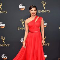 Priyanka Chopra en la alfombra roja de los Premios Emmy 2016