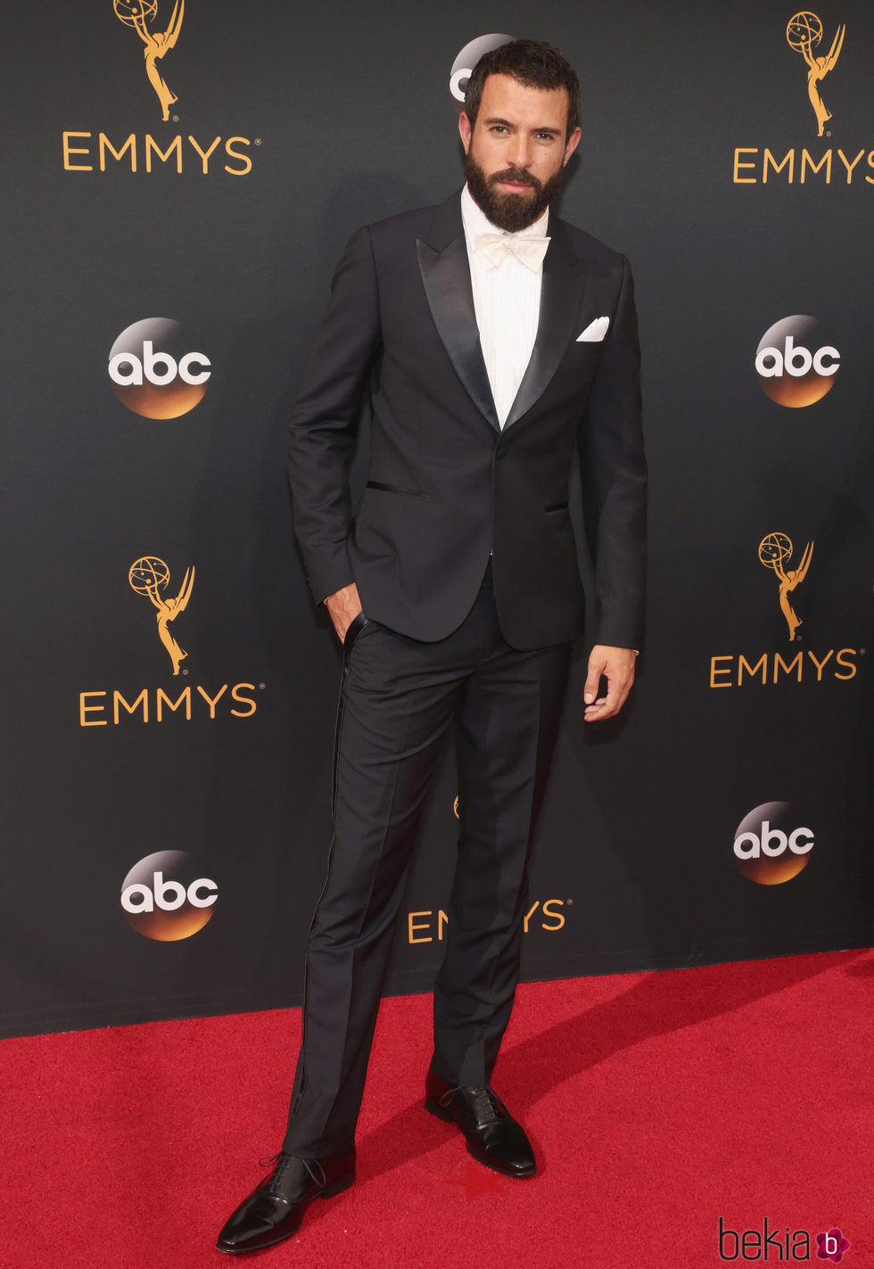 Tom Cullen en la alfombra roja de los Premios Emmy 2016