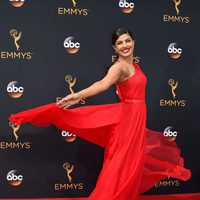 Priyanka Chopra mostrando su vestido en la alfombra roja de los Premios Emmy 2016