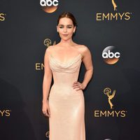 Emilia Clarke en la alfombra roja de los Premios Emmy 2016