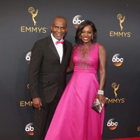 Viola Davis y Julius Tennon en la alfombra roja de los Premios Emmy 2016