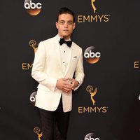 Rami Malek en la alfombra roja de los Premios Emmy 2016