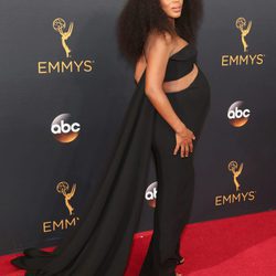 La actriz Kerry Washington en la alfombra roja de los Premios Emmy 2016