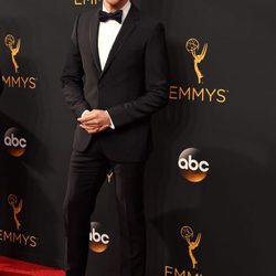 Tom Hiddleston en la alfombra roja de los Premios Emmy 2016