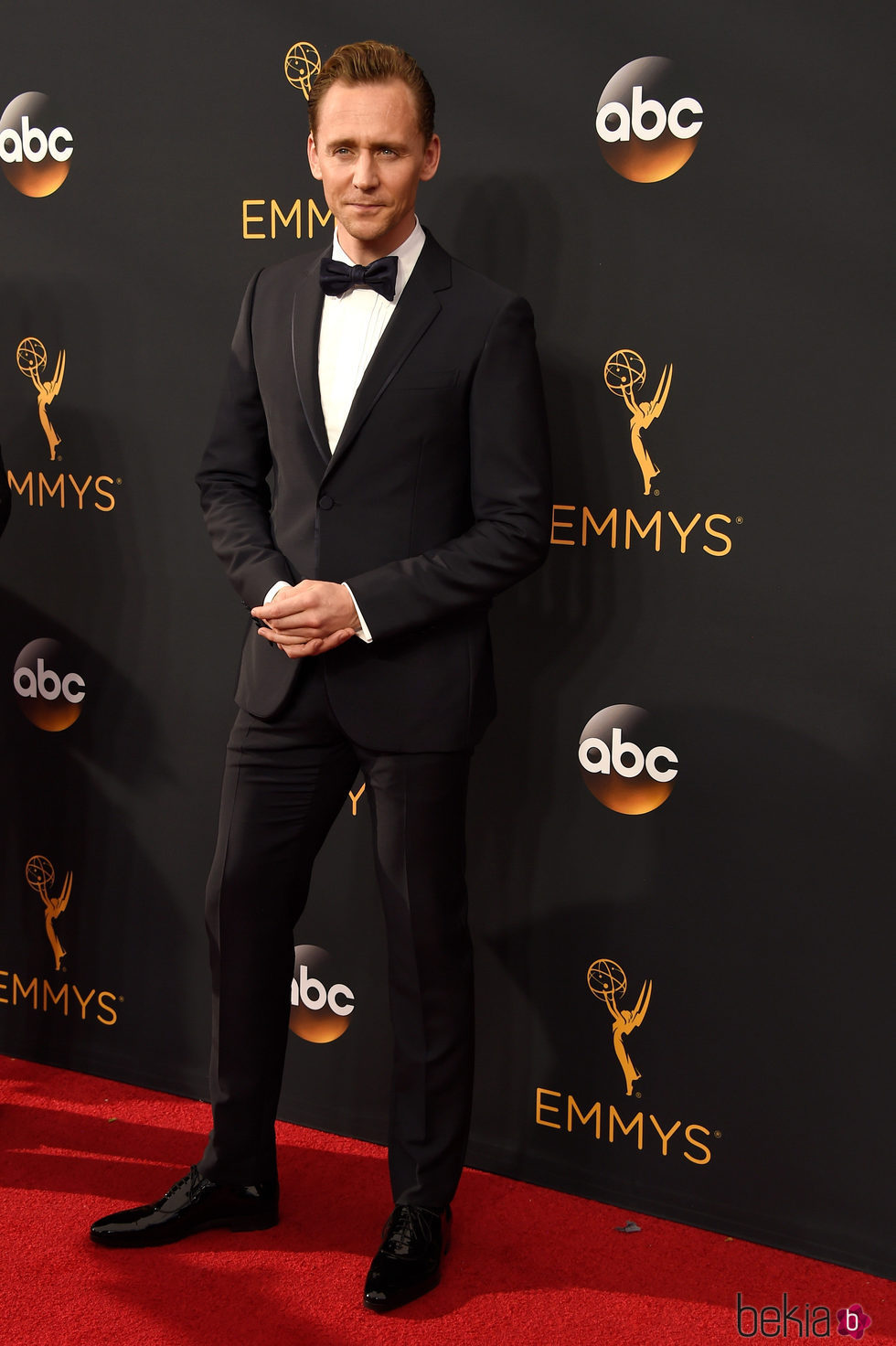 Tom Hiddleston en la alfombra roja de los Premios Emmy 2016