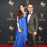 Christian Slater y Brittany Lopez en la alfombra roja de los Premios Emmy 2016