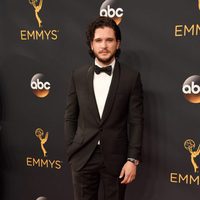 Kit Harington en la alfombra roja de los Premios Emmy 2016