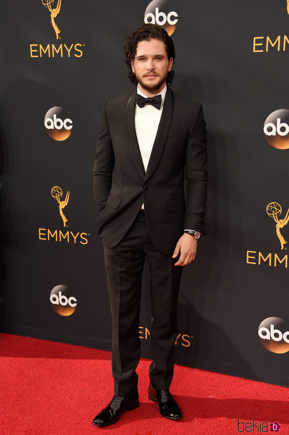 Kit Harington en la alfombra roja de los Premios Emmy 2016