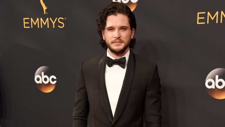 Kit Harington en la alfombra roja de los Premios Emmy 2016