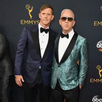 Ryan Murphy y David Miller en la alfombra roja de los Premios Emmy 2016