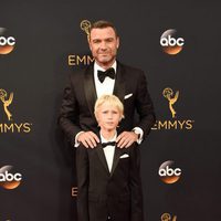 Liev Schreiber en la alfombra roja de los Premios Emmy 2016