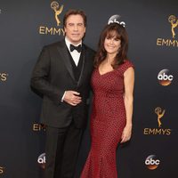 John Travolta y Kelly Preston en la alfombra roja de los Premios Emmy 2016