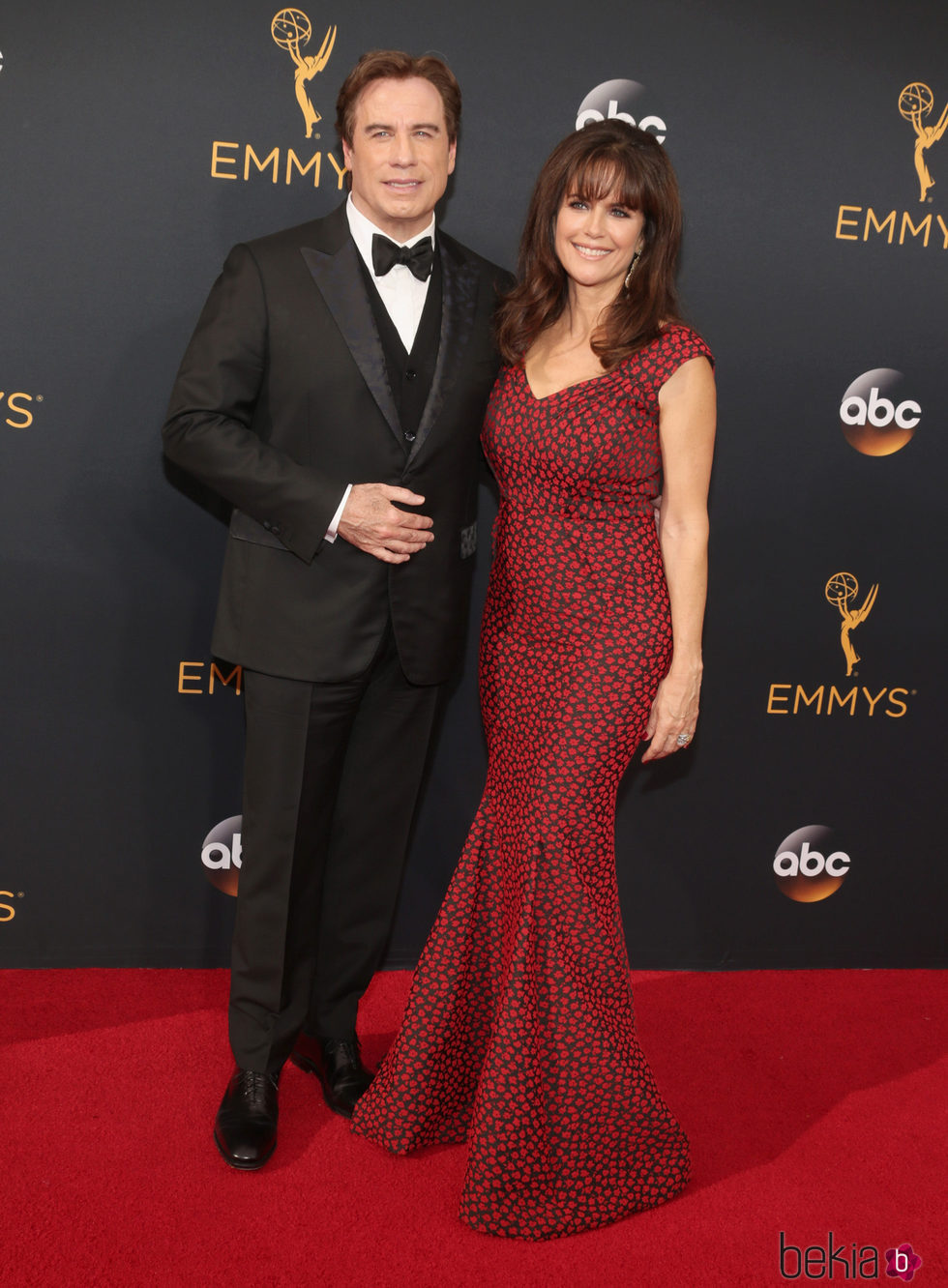 John Travolta y Kelly Preston en la alfombra roja de los Premios Emmy 2016