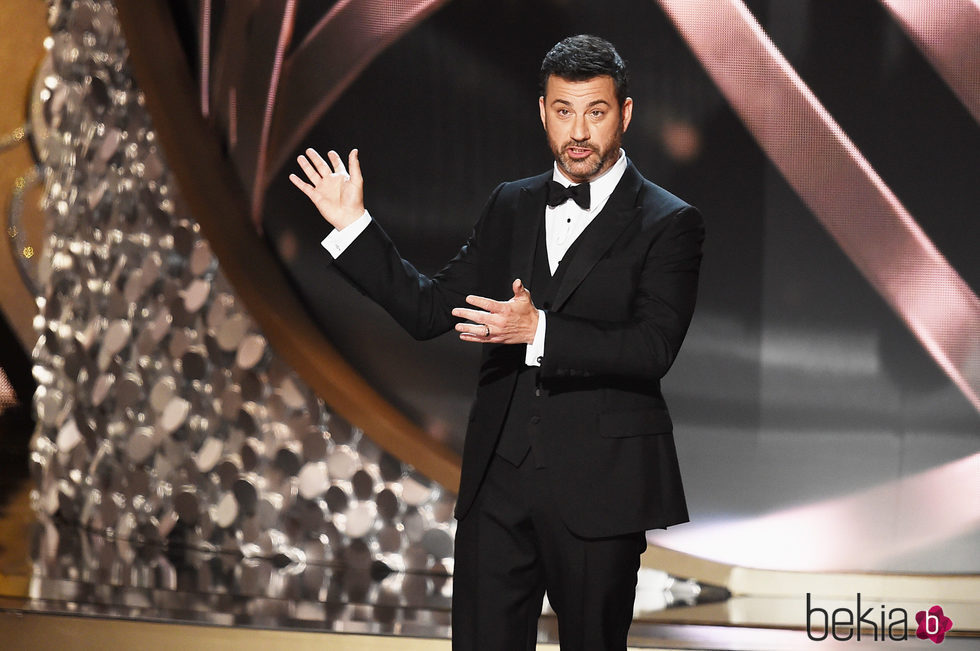 Jimmy Kimmel ejerciendo de maestro de ceremonias en los Emmy 2016