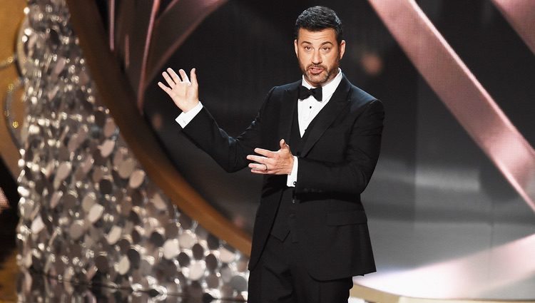 Jimmy Kimmel ejerciendo de maestro de ceremonias en los Emmy 2016