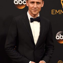 El actor Tom Hiddleston en la alfombra roja de los Premios Emmy 2016