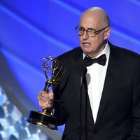 Jeffrey Tambor recogiendo el galardón a Mejor actor de comedia en los Emmy 2016