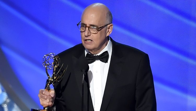 Jeffrey Tambor recogiendo el galardón a Mejor actor de comedia en los Emmy 2016