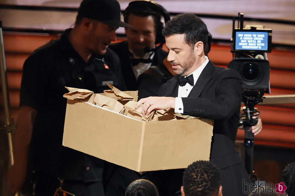 Jimmy Kimmel repartiendo sandwiches en los Emmy 2016