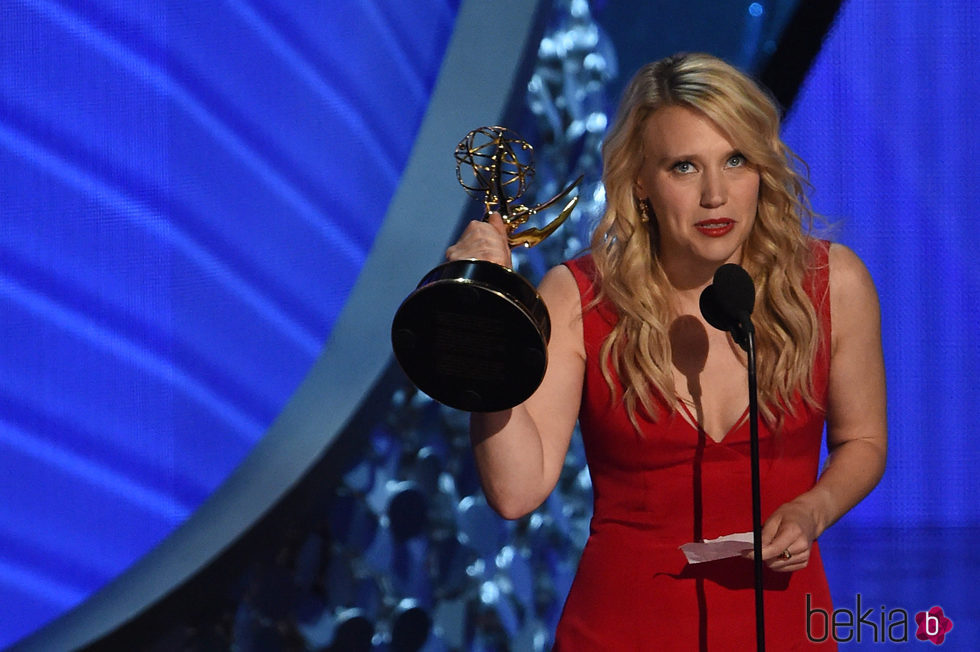 Kate McKinnon recogiendo el galardón a Mejor actriz secundaria de comedia en los Emmy 2016