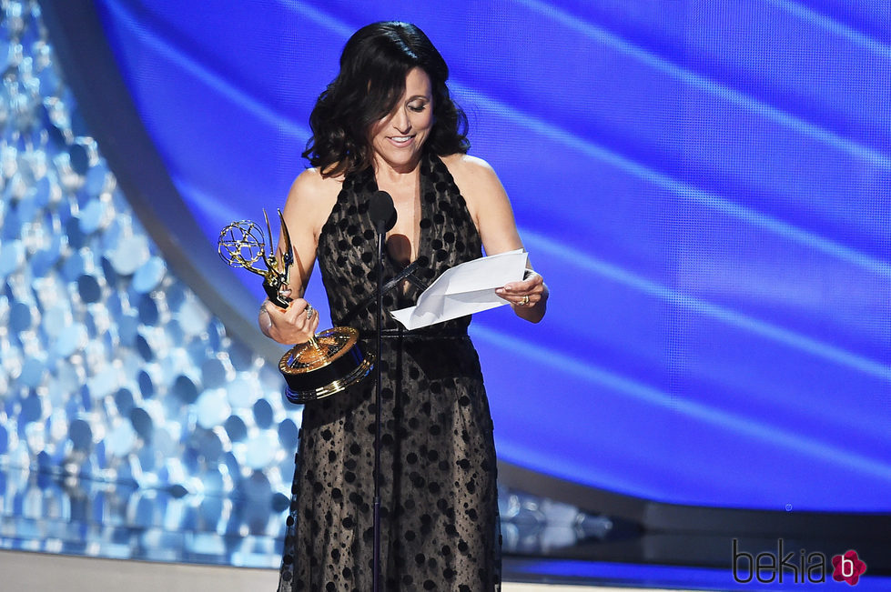 Julia Louis-Dreyfus recogiendo el galardón a Mejor actriz de comedia en los Emmy 2016