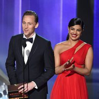 Priyanka Chopra y Tom Hiddleston en la gala de los Emmy 2016