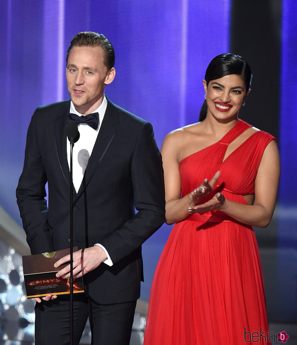 Priyanka Chopra y Tom Hiddleston en la gala de los Emmy 2016