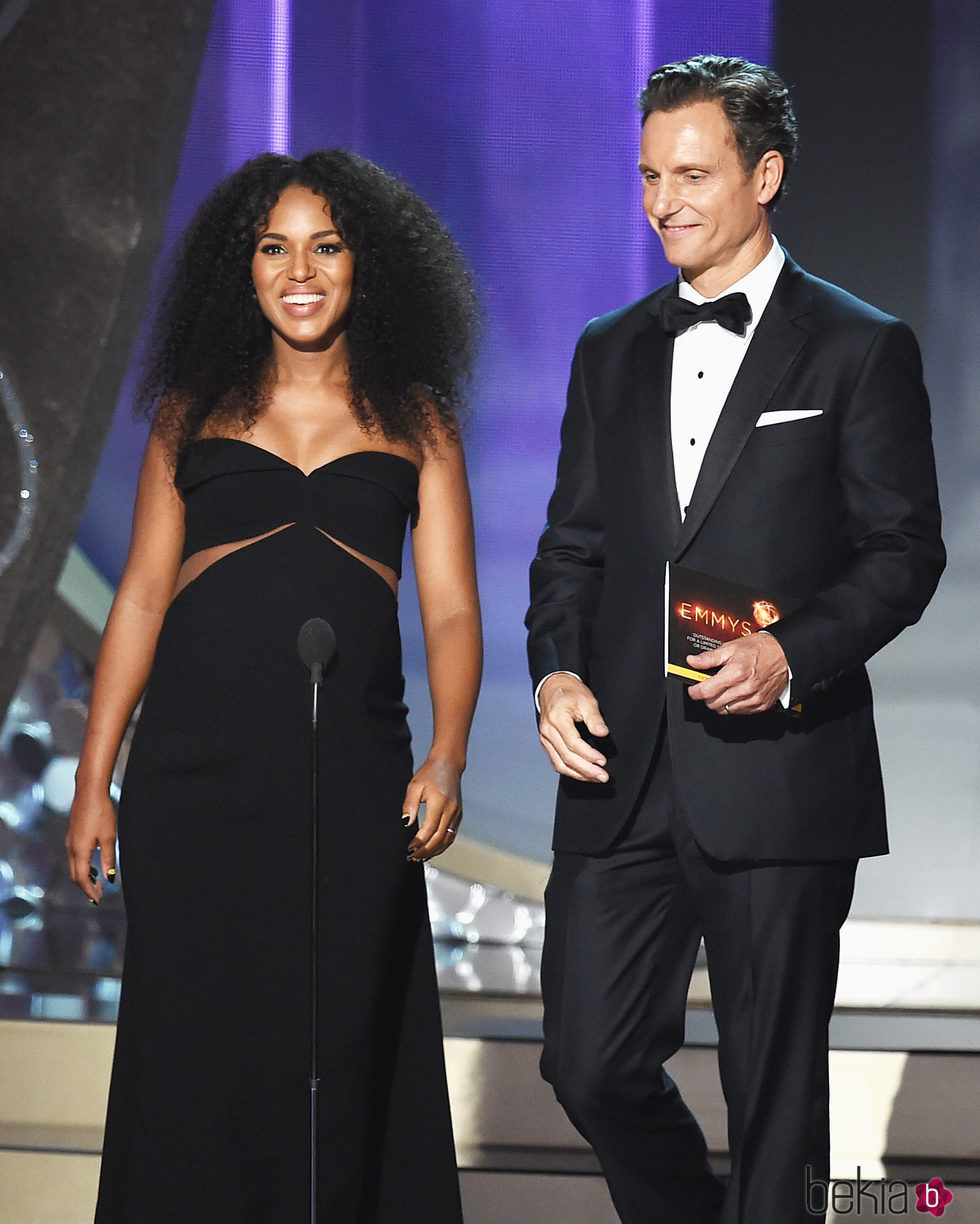 Kerry Washington y Tony Goldwyn en la gala de los Emmy 2016