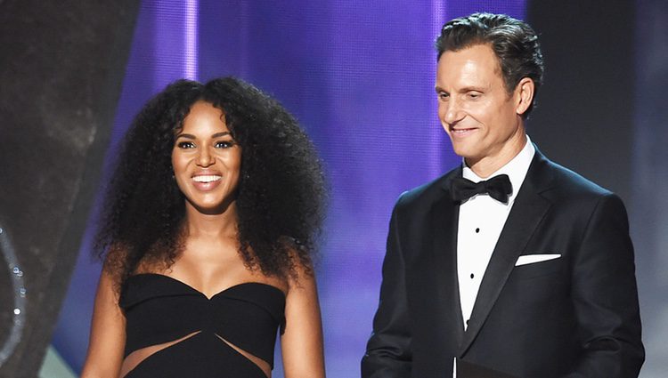 Kerry Washington y Tony Goldwyn en la gala de los Emmy 2016