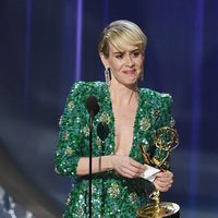 Sarah Paulson recogiendo el premio a Mejor Actriz Principal de Miniserie en los Emmy 2016