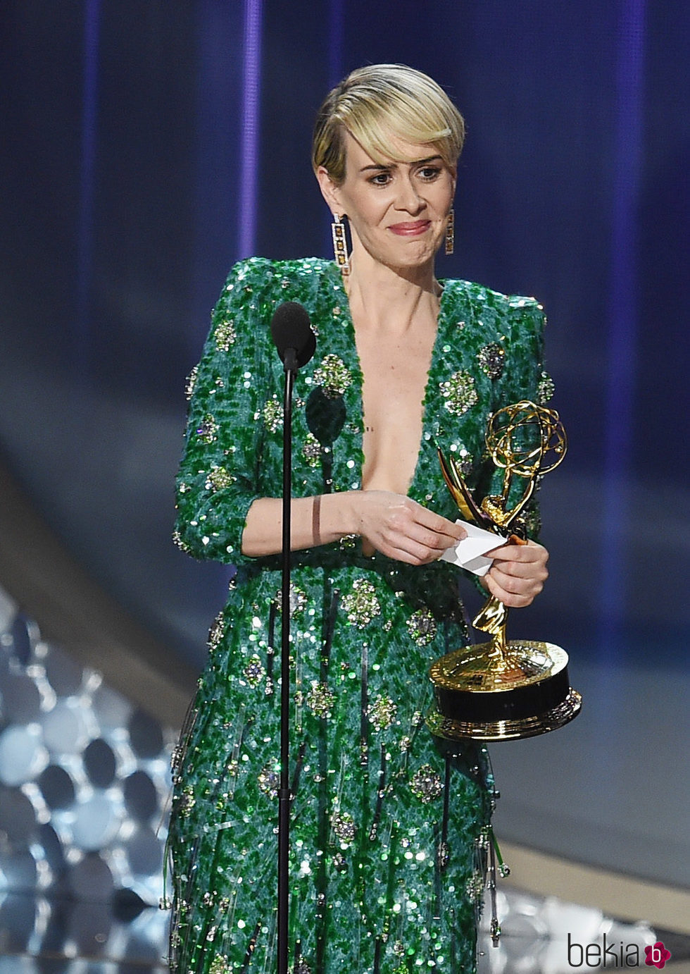 Sarah Paulson recogiendo el premio a Mejor Actriz Principal de Miniserie en los Emmy 2016