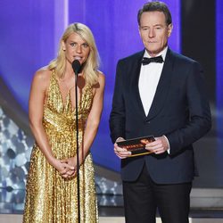 Claire Danes y Brian Cranston entregando uno de los premios de los Emmy 2016