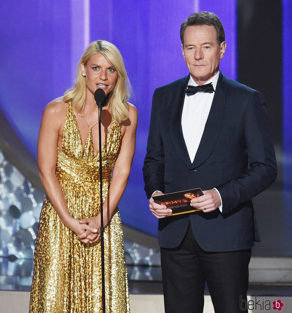 Claire Danes y Brian Cranston entregando uno de los premios de los Emmy 2016