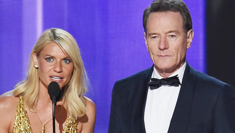 Claire Danes y Brian Cranston entregando uno de los premios de los Emmy 2016