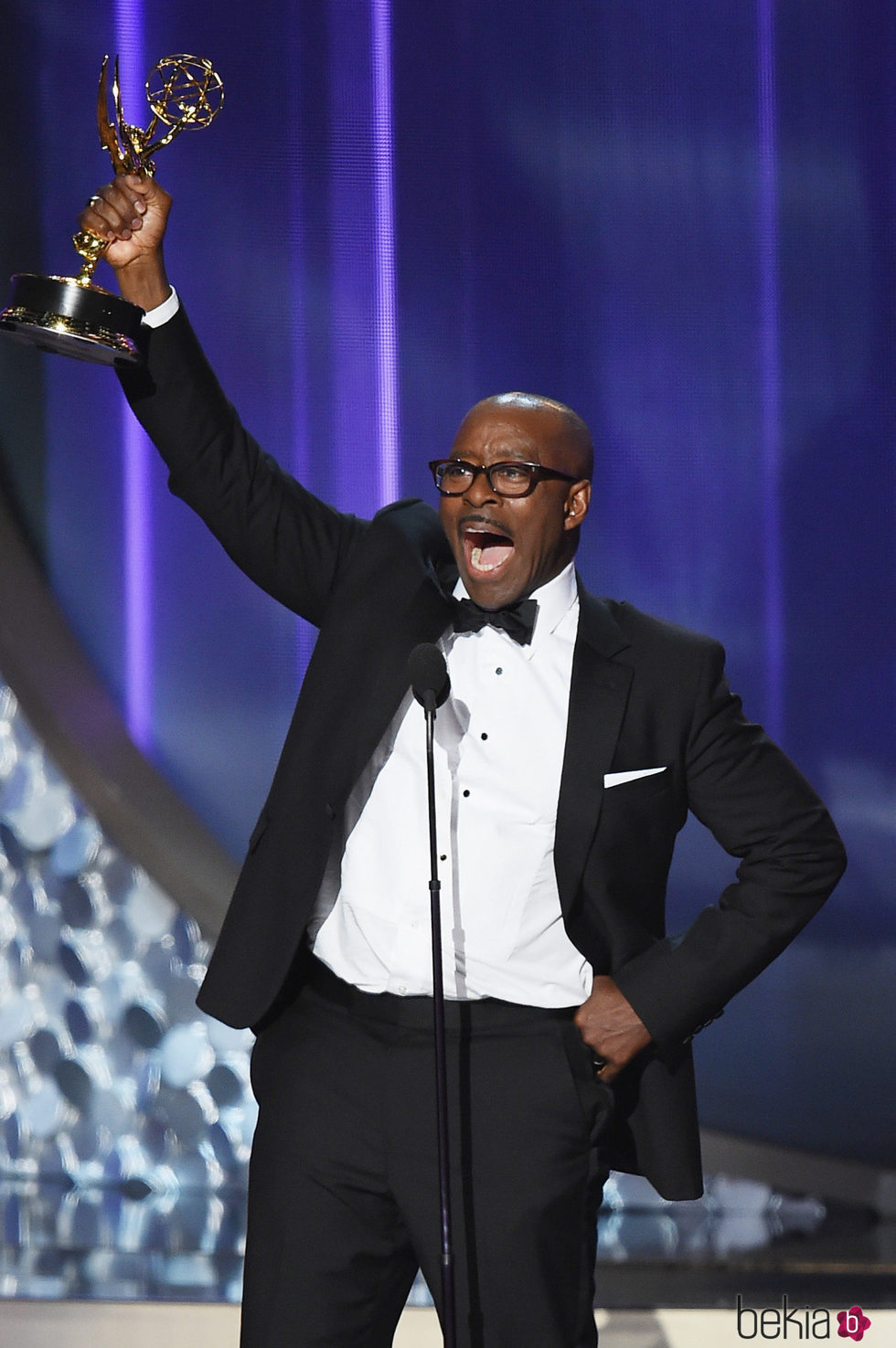 Courtney B. Vance recibiendo el premio a Mejor Actor Principal de Miniseria en los Emmy 2016