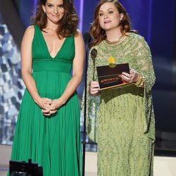 Tina Fey y Amy Poehler entregando un premio en la gala de los Emmy 2016