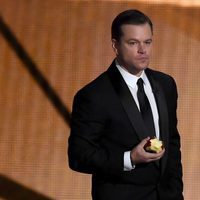 Matt Damon comiéndose una manzana en la gala de los Premios Emmy 2016