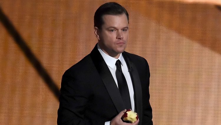 Matt Damon comiéndose una manzana en la gala de los Premios Emmy 2016