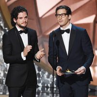 Kit Harington y Andy Samberg entregando un premio en los Premios Emmy 2016