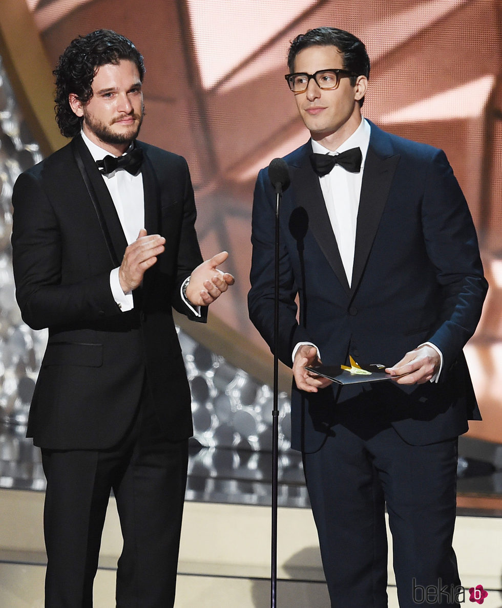 Kit Harington y Andy Samberg entregando un premio en los Premios Emmy 2016