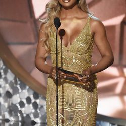 Laverne Cox entregando un premio en la gala de Premios Emmy 2016