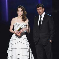 Michelle Dockery y Kyle Chandler entregando un premio en los Emmy 2016